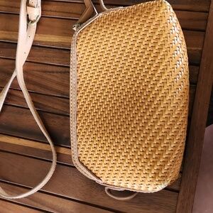 Crossbody bag rattan lookalike